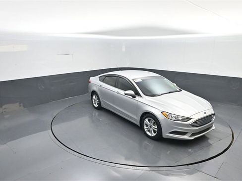 Used 2018 Ford Fusion SE w/ Fusion SE Technology Package image 18