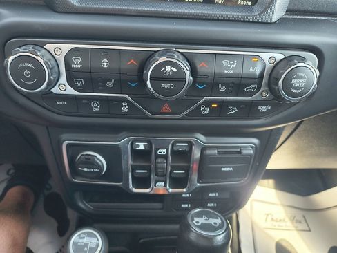 Used 2018 Jeep Wrangler Unlimited Sahara AWD/4WD image 25