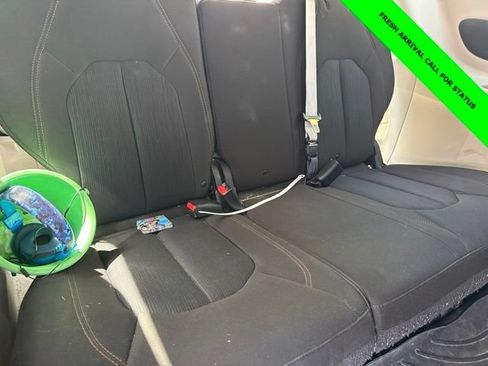 Used 2017 Chrysler Pacifica Touring FWD image 17