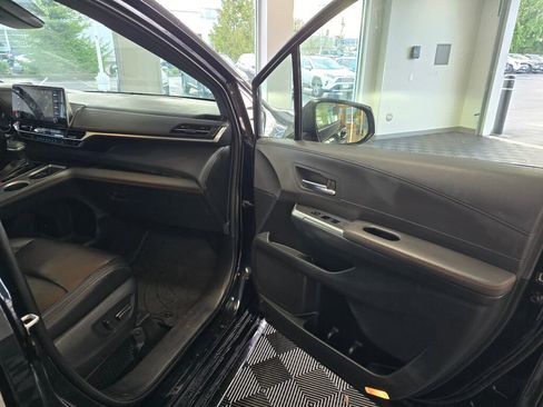 Used 2021 Toyota Sienna XSE image 41