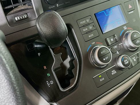 Used 2016 Toyota Sienna LE FWD image 24