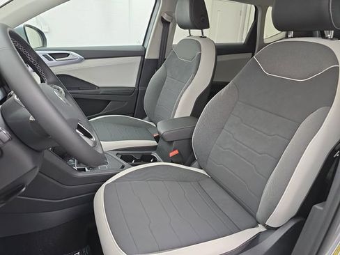 Certified 2025 Volkswagen Taos SE FWD image 14