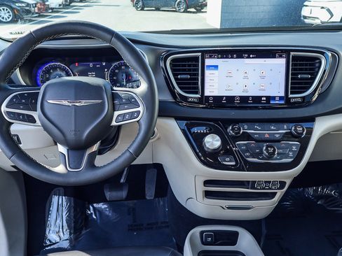 Used 2023 Chrysler Pacifica Touring-L image 3