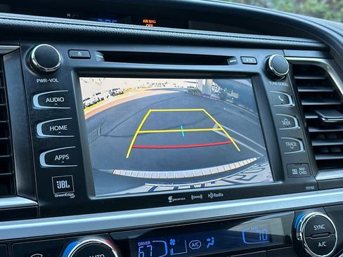 Used 2016 Toyota Highlander Limited image 23