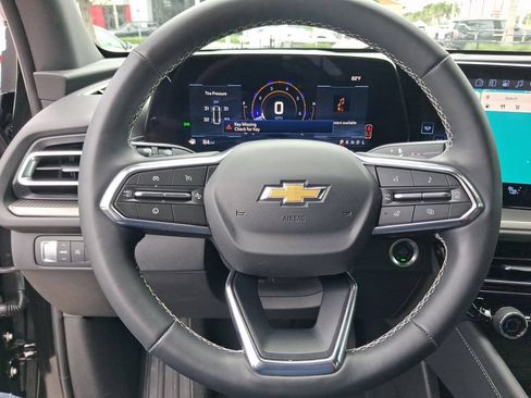 Used 2025 Chevrolet Traverse LT FWD image 17