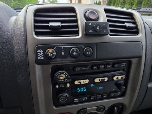 Used 2004 Chevrolet Colorado LS w/ Power Convenience Package AWD/4WD image 12