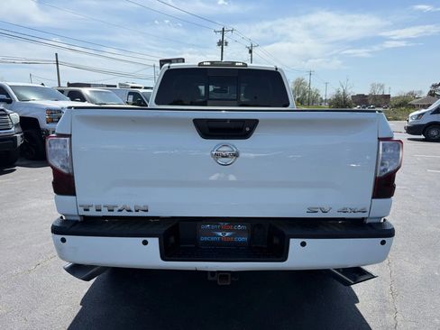 Used 2018 Nissan Titan SV w/ SV Convenience Package image 4