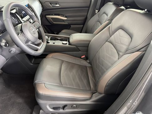 Used 2025 Nissan Pathfinder Platinum w/ Cargo Package image 7