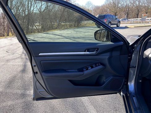 New 2025 Nissan Altima 2.5 SR image 9