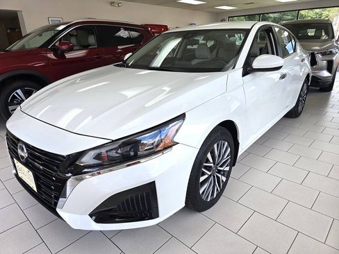 Used 2023 Nissan Altima 2.5 SV AWD/4WD image 1