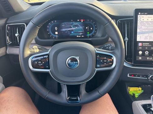 Used 2025 Volvo XC90 B6 Plus image 27