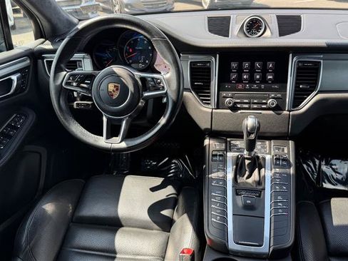 Used 2018 Porsche Macan Turbo AWD/4WD image 18