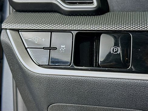 Used 2025 Kia Sportage LX FWD image 17