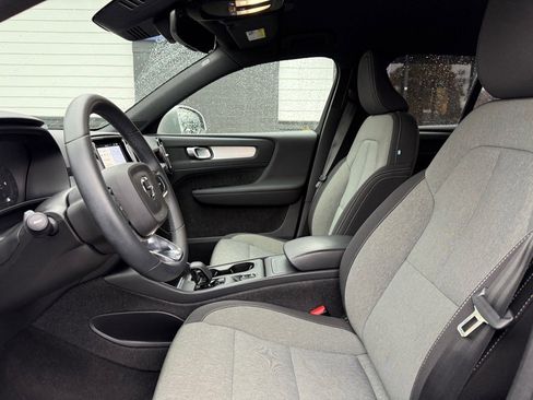 Used 2023 Volvo XC40 B5 Core image 15