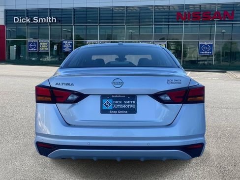Used 2024 Nissan Altima 2.5 SV image 5