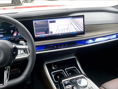 Used 2024 BMW 740i image 6