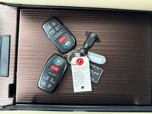 Used 2024 Toyota Sienna XLE AWD/4WD image 37
