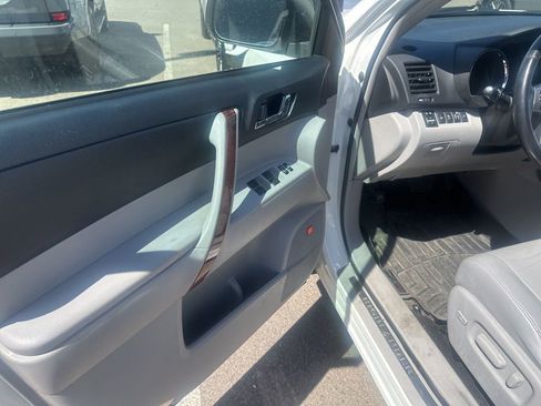 Used 2012 Toyota Highlander Limited w/ Tow Pkg image 24