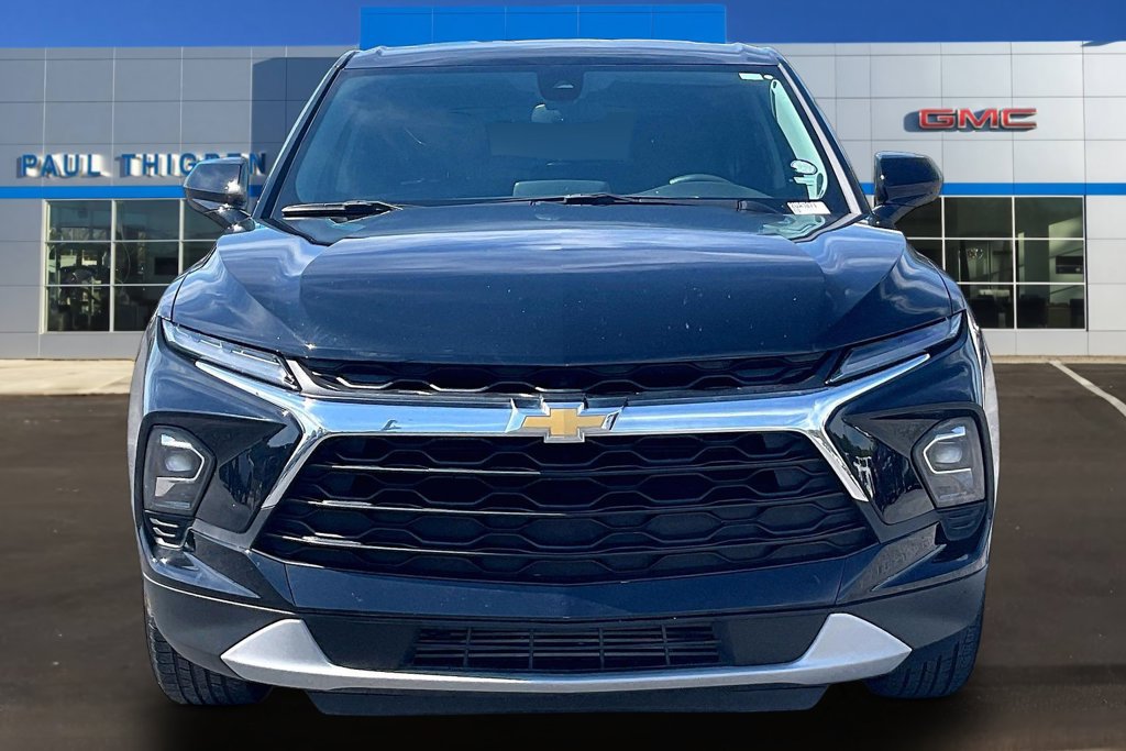 Used 2025 Chevrolet Blazer LT FWD image 2