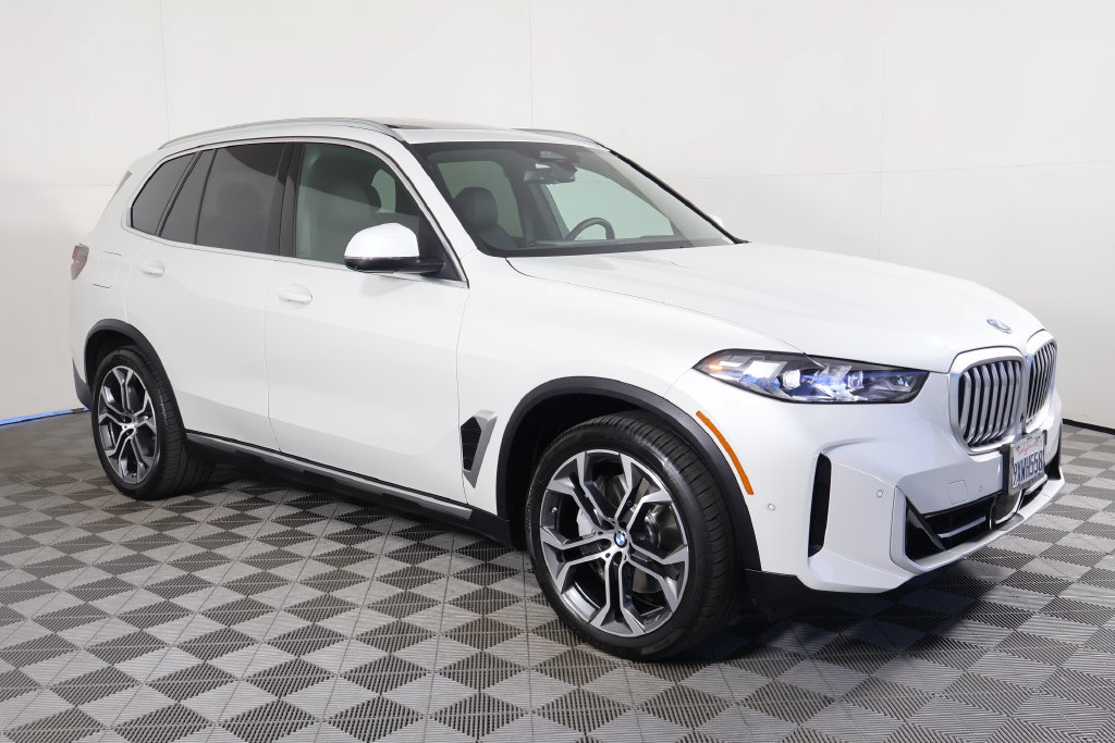 Used 2026 BMW X5 xDrive50e w/ Premium Package AWD/4WD image 3