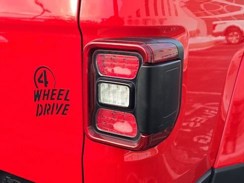 Used 2021 Jeep Gladiator Willys image 10