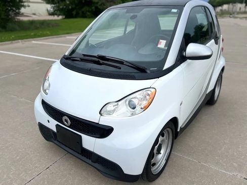 Used 2014 smart fortwo pure RWD image 2