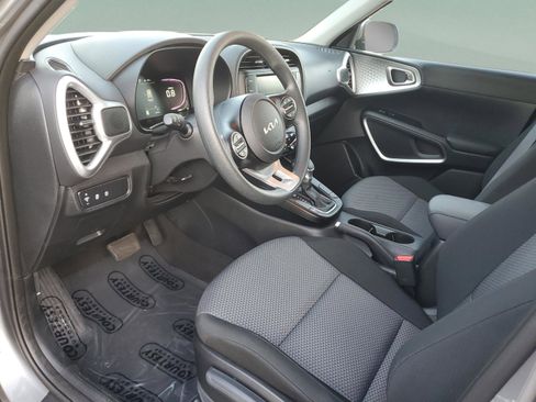 Certified 2025 Kia Soul LX w/ LX Technology Package FWD image 14