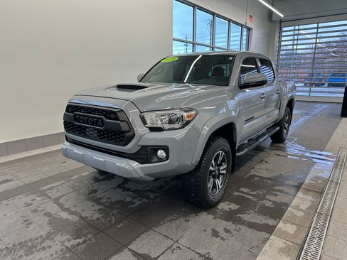 Used 2019 Toyota Tacoma TRD Sport image 4