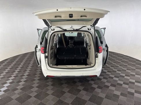 Used 2023 Chrysler Pacifica Touring-L FWD image 15