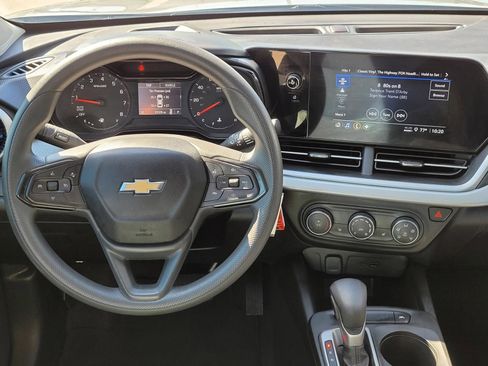 Used 2025 Chevrolet Trax LS w/ LS Convenience Package FWD image 17