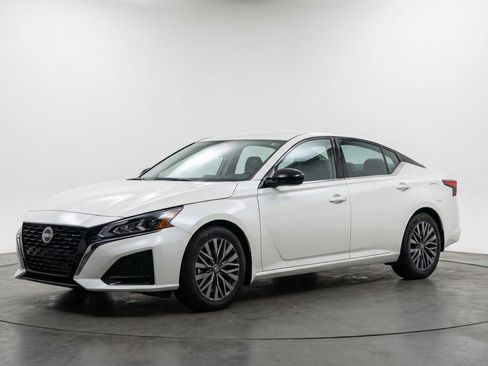 Used 2025 Nissan Altima 2.5 SV FWD image 3