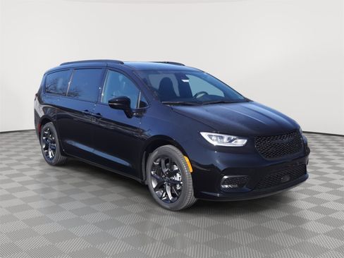 New 2026 Chrysler Pacifica Select w/ S Appearance Package image 3