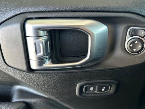 Certified 2022 Jeep Gladiator Sport AWD/4WD image 11