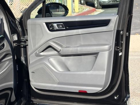 Used 2021 Porsche Cayenne image 31