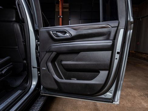 Used 2023 Chevrolet Suburban Z71 w/ Luxury Package image 41