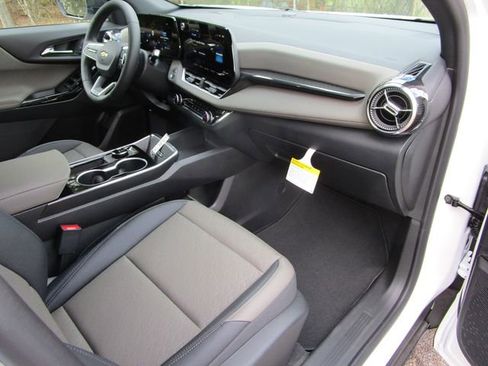 New 2026 Chevrolet Equinox LT w/ Convenience Package II FWD image 27