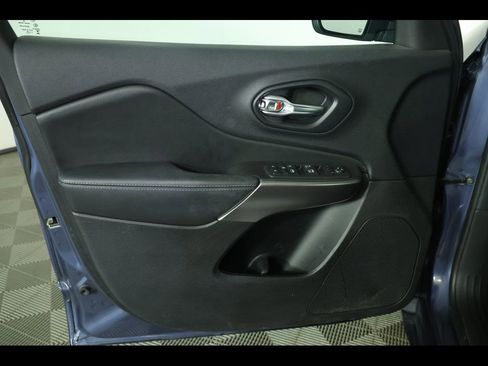 Used 2020 Jeep Cherokee Latitude Plus w/ Comfort/Convenience Group image 19