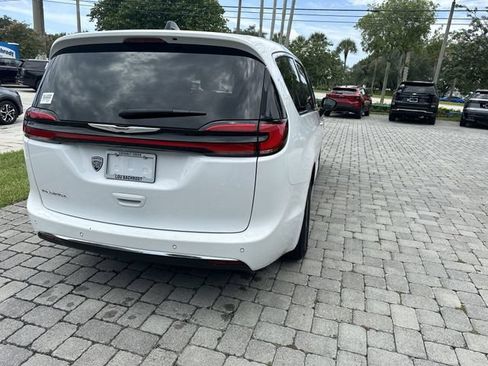 Used 2024 Chrysler Pacifica Touring FWD image 36