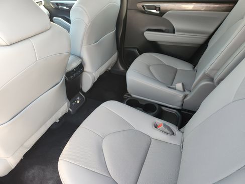 Used 2021 Toyota Highlander Limited image 30