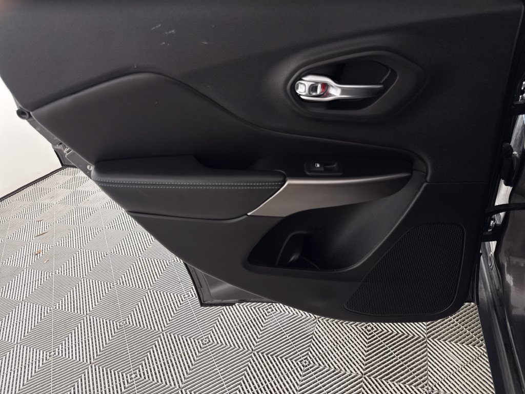 Used 2019 Jeep Cherokee Latitude Plus w/ Comfort/Convenience Group AWD/4WD image 12