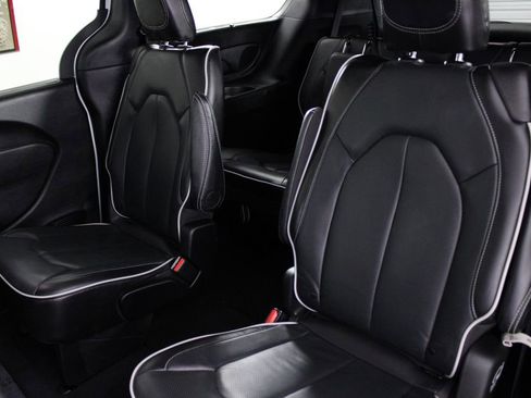 Used 2025 Chrysler Pacifica Limited FWD image 18