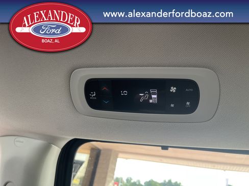 Used 2023 Chrysler Pacifica Touring-L image 21