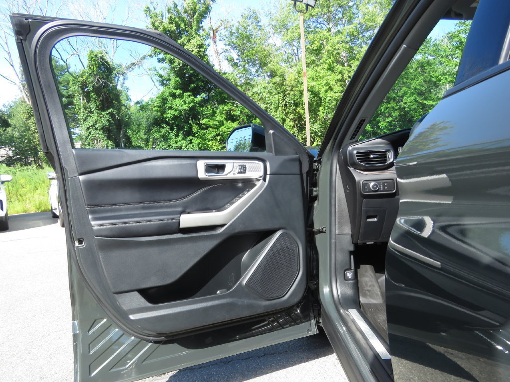 Used 2021 Ford Explorer Limited w/ Equipment Group 301A AWD/4WD image 9