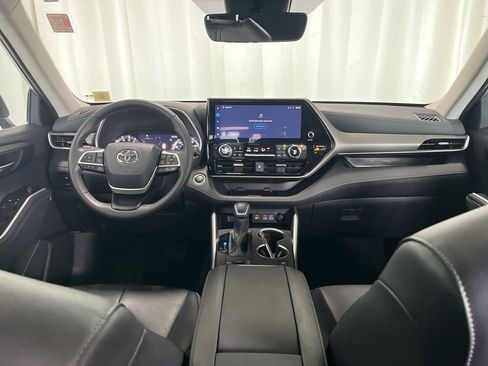 Used 2024 Toyota Highlander XLE image 10