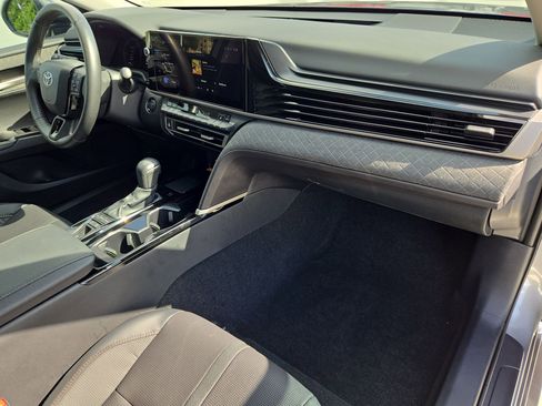 Used 2025 Toyota Camry XLE image 32