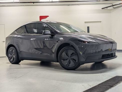 Used 2026 Tesla Model Y 2WD image 2