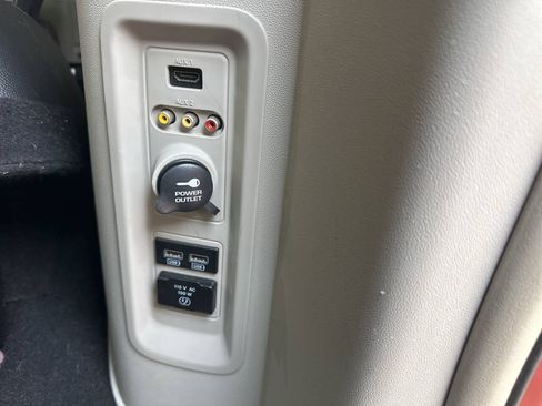 Used 2014 Chrysler Town & Country Touring FWD image 9