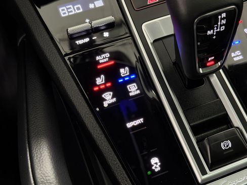 Certified 2023 Porsche Cayenne Platinum Edition image 40