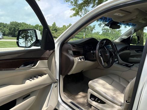 Used 2017 Cadillac Escalade Luxury AWD/4WD image 10