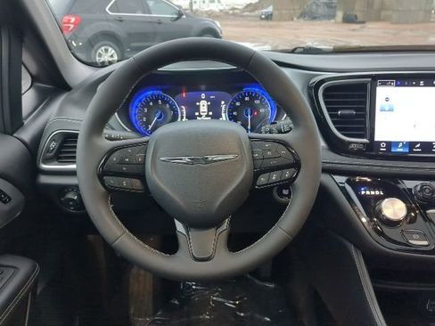 Used 2025 Chrysler Pacifica Limited FWD image 16